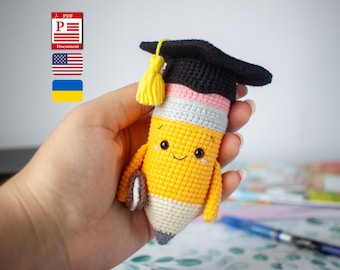 Graduation pencil crochet pattern in ENG. Amigurumi pencil in graduate cap.