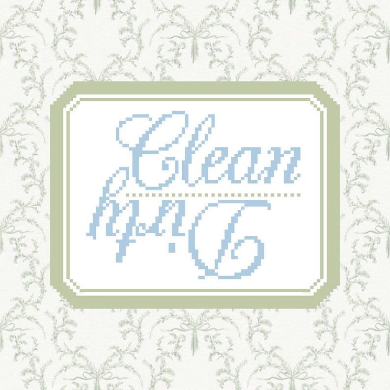 Op de afbeelding: Een wit bord met een groene rand en de tekst "Clean up!" in blauwe cursieve letters op een witte achtergrond met een lichtgrijs bloemenpatroon.