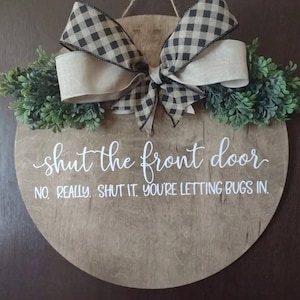 Fermez la porte d&#39;entrée | vous laissez entrer des insectes | Panneau de bienvenue drôle | Décoration d&#39;intérieur amusante | Accroche-porte amusant |