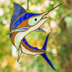 Atrapasol de vidrio con diseño de pez marlín para colgar en la ventana, regalo para amantes de los peces, decoración del hogar de pescadores, arte de vidrio personalizado, regalo para el Día del Padre
