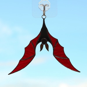 Witrażowy łapacz słońca w kształcie nietoperza: dekoracja okna na Halloween