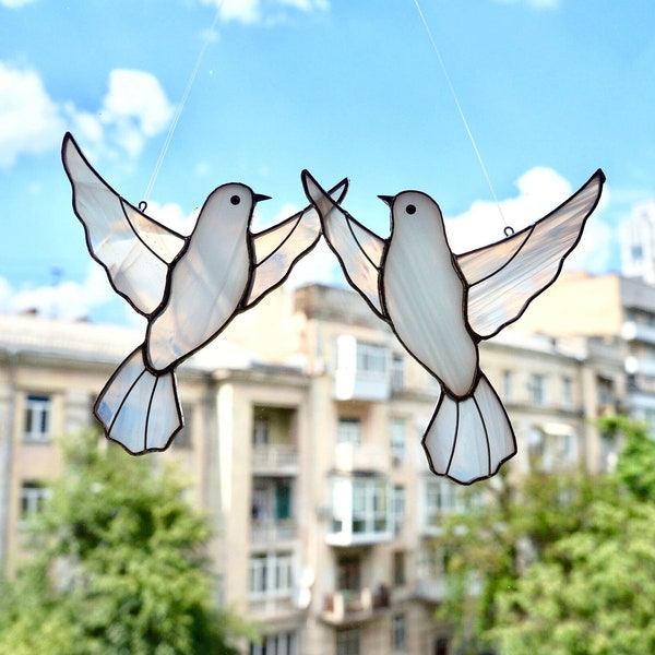 Attrape-soleil couple de colombes/pigeons de vitrail suspendu cadeau de mariage symbole de l'amour