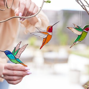 Kolibrie suncatcher raamhangers Set van 3 kolibries Vogelliefhebber cadeau Gebrandschilderd glas decor Cadeau voor moeder Glazen vogel decor afbeelding 2