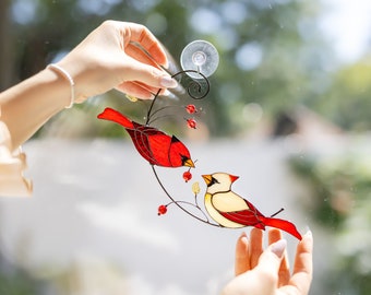 Suncatcher Coppia di cardinali rossi vetrata appesa acchiappasole Rosso cardinale acchiappasole arte vetro arredamento moderno regalo per la festa del papà