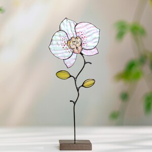 ステンドグラスの蘭の花の庭の装飾。手作りのフラワーギフト。お母さんへの贈り物。