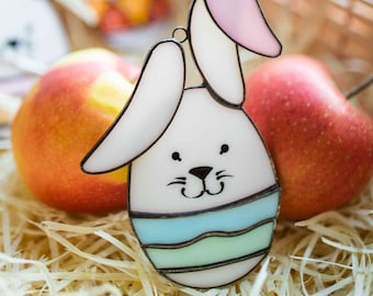 Attrape-soleil cadeau lapin de Pâques suspendu à un vitrail/décor de table