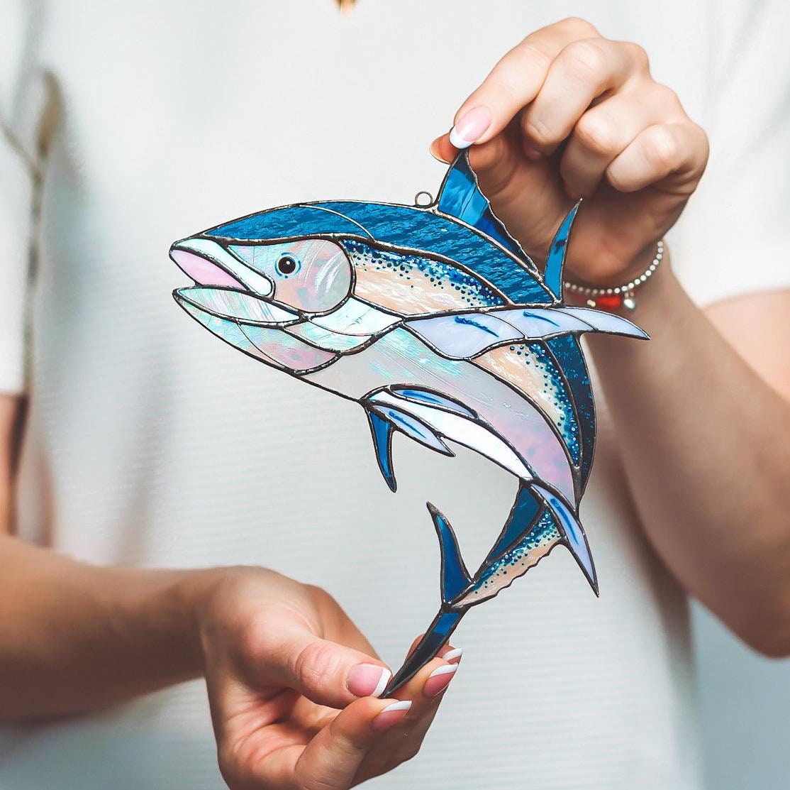 ステンドグラスのマグロのサンキャッチャー：ユニークな漁師の贈り物