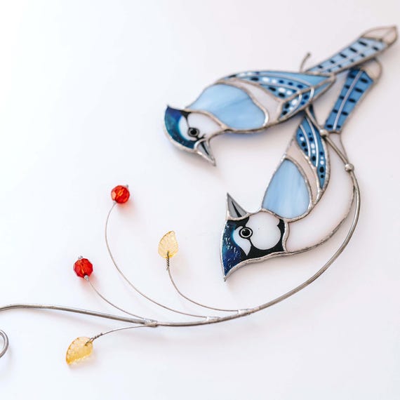 ステンドグラスのブルージェイズサンキャッチャー：手作りの窓飾り、鳥