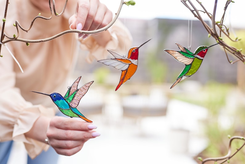 Kolibrie suncatcher raamhangers Set van 3 kolibries Vogelliefhebber cadeau Gebrandschilderd glas decor Cadeau voor moeder Glazen vogel decor afbeelding 2