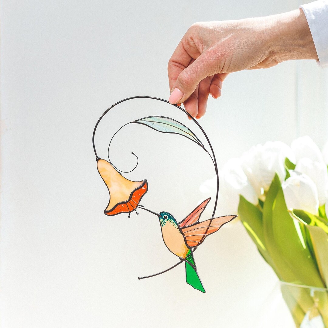 Colibrì in vetro colorato con motivo floreale – Acchiappasole colorato per finestre o pareti