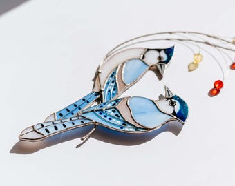 ステンドグラスのブルージェイズサンキャッチャー：手作りの窓飾り、鳥