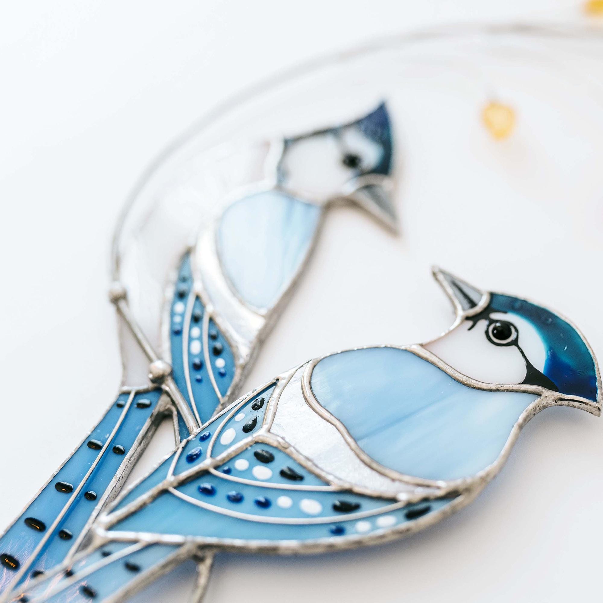 ステンドグラスのブルージェイズサンキャッチャー：手作りの窓飾り、鳥