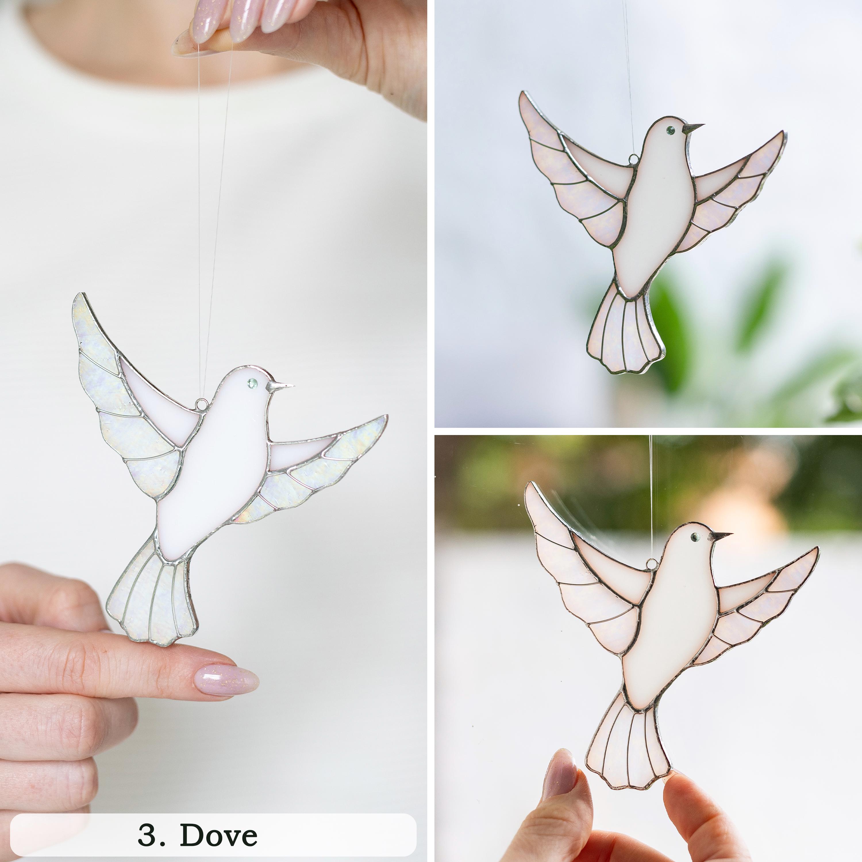 Red Cardinal Buntglas-Sonnenfänger – Handgefertigter Fensterbehang Als Geschenk Für Mama & Liebhaber