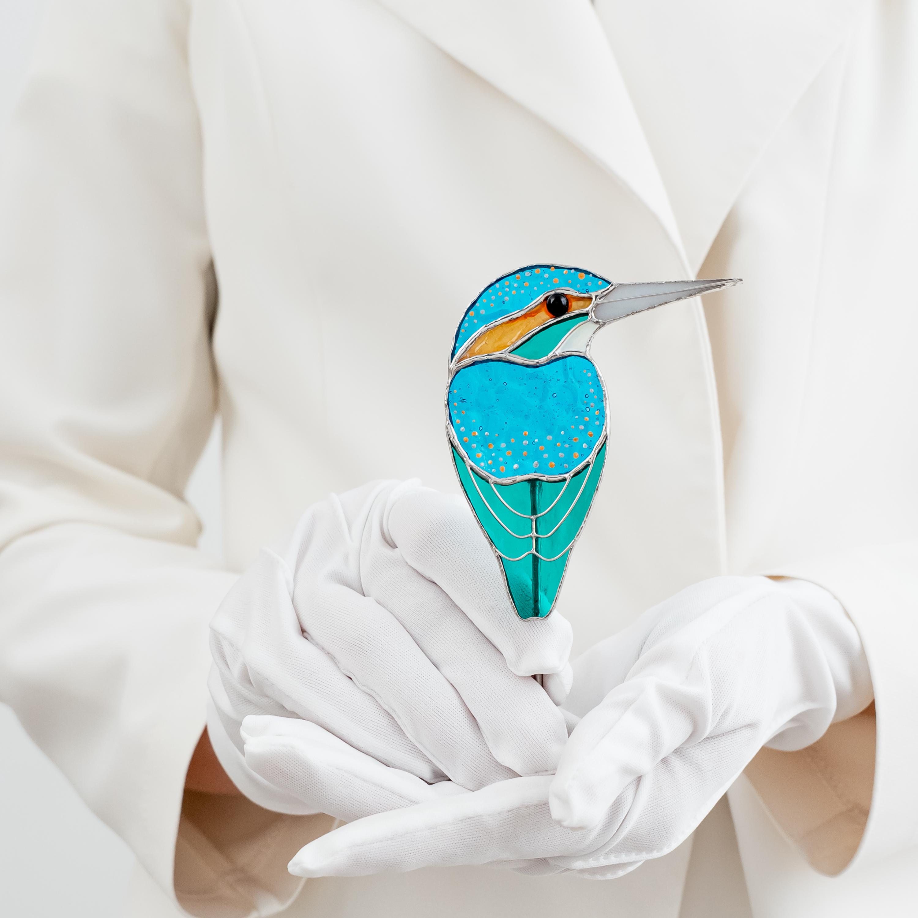 ステンドグラスのカワセミのサンキャッチャー：鳥の窓飾り、植物好きへ