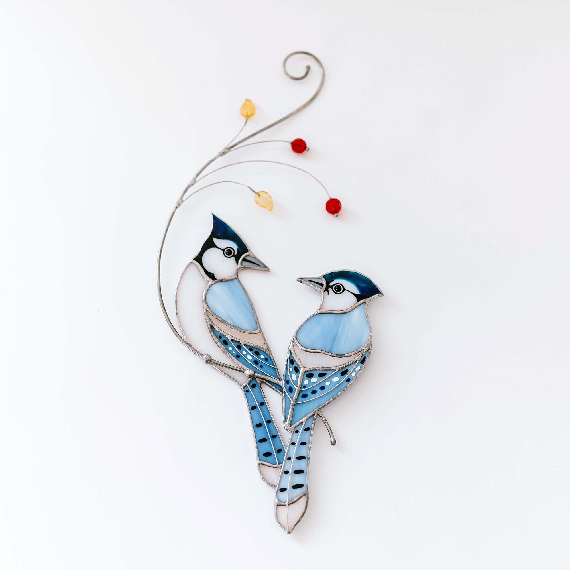 ステンドグラスのブルージェイズサンキャッチャー：手作りの窓飾り、鳥