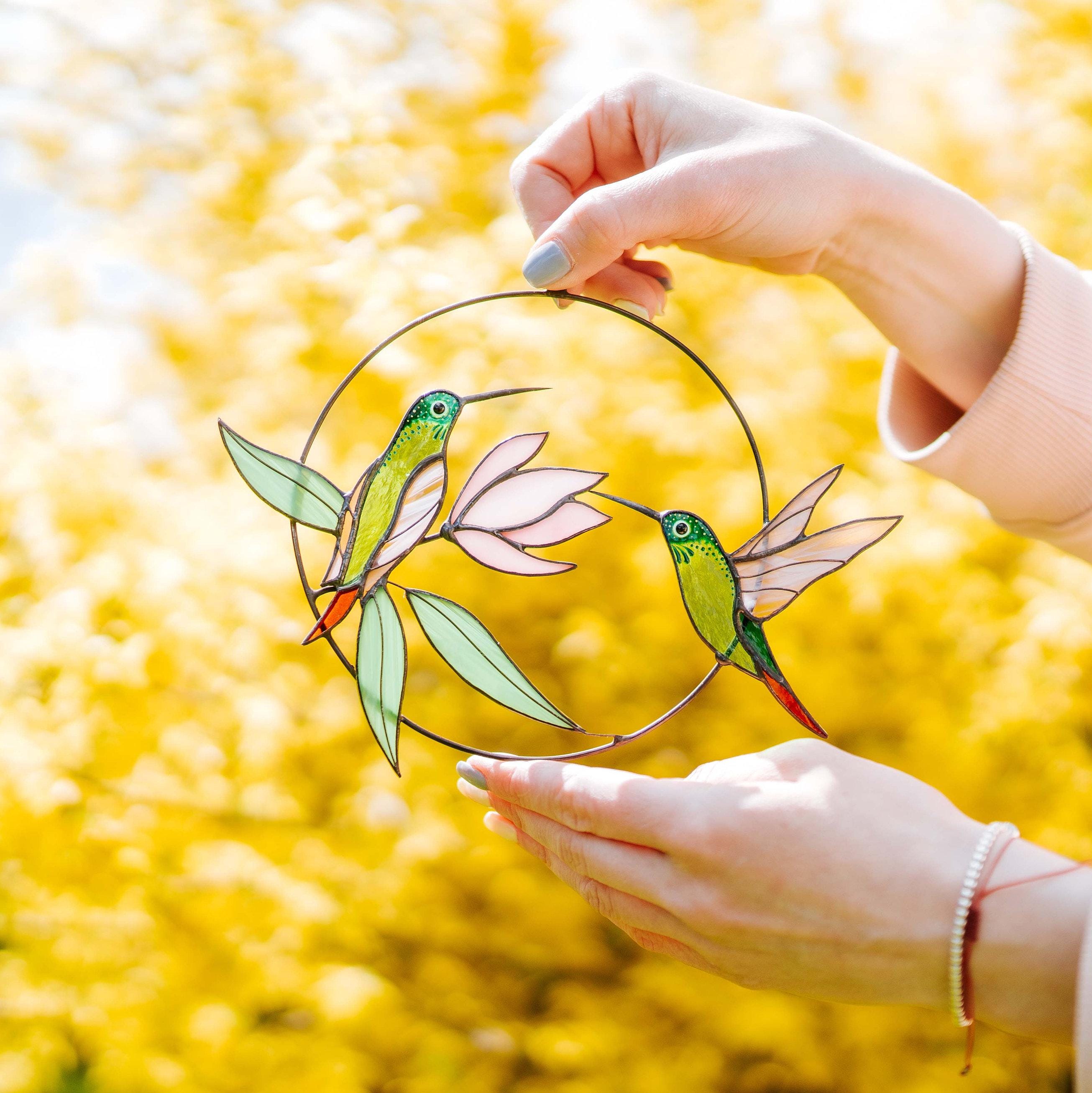 ステンドグラスのハチドリサンキャッチャー：ピンクの花の窓辺の庭の