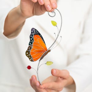 Atrapasol de mariposa monarca con vitral naranja para ventana. Regalo inspirado en la naturaleza para papá. Decoración única para el hogar para el Día del Padre.