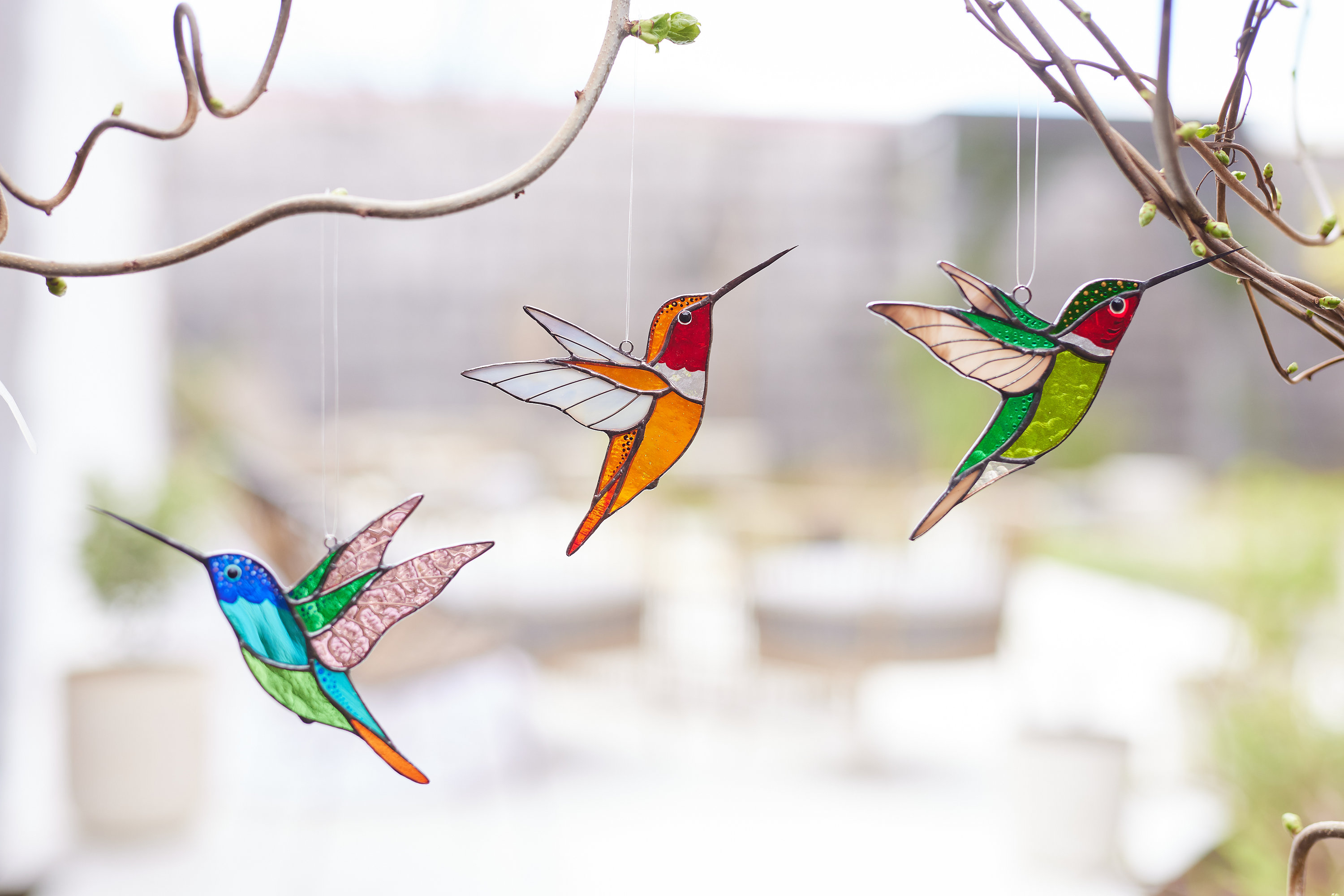 Stained glass bird sun catcher decoration, creative tree branch craft  statue suitable for living room wine cabinet decoration 