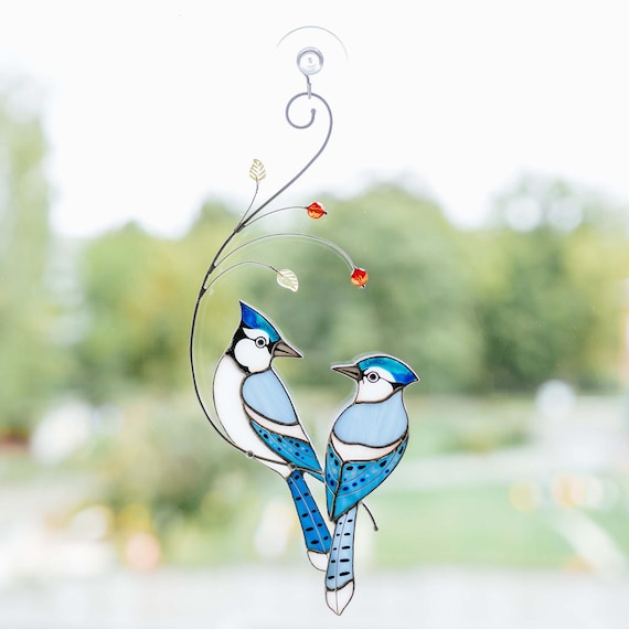 ステンドグラスのブルージェイズサンキャッチャー：手作りの窓飾り、鳥