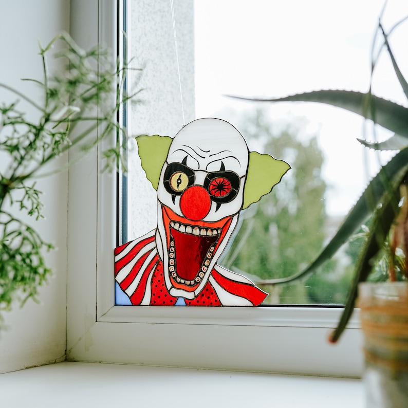 Glasmalerei Fensterschmuck großer Sonnenfänger Horror Halloween Deko Halloweendekoration drinnen Bild 3