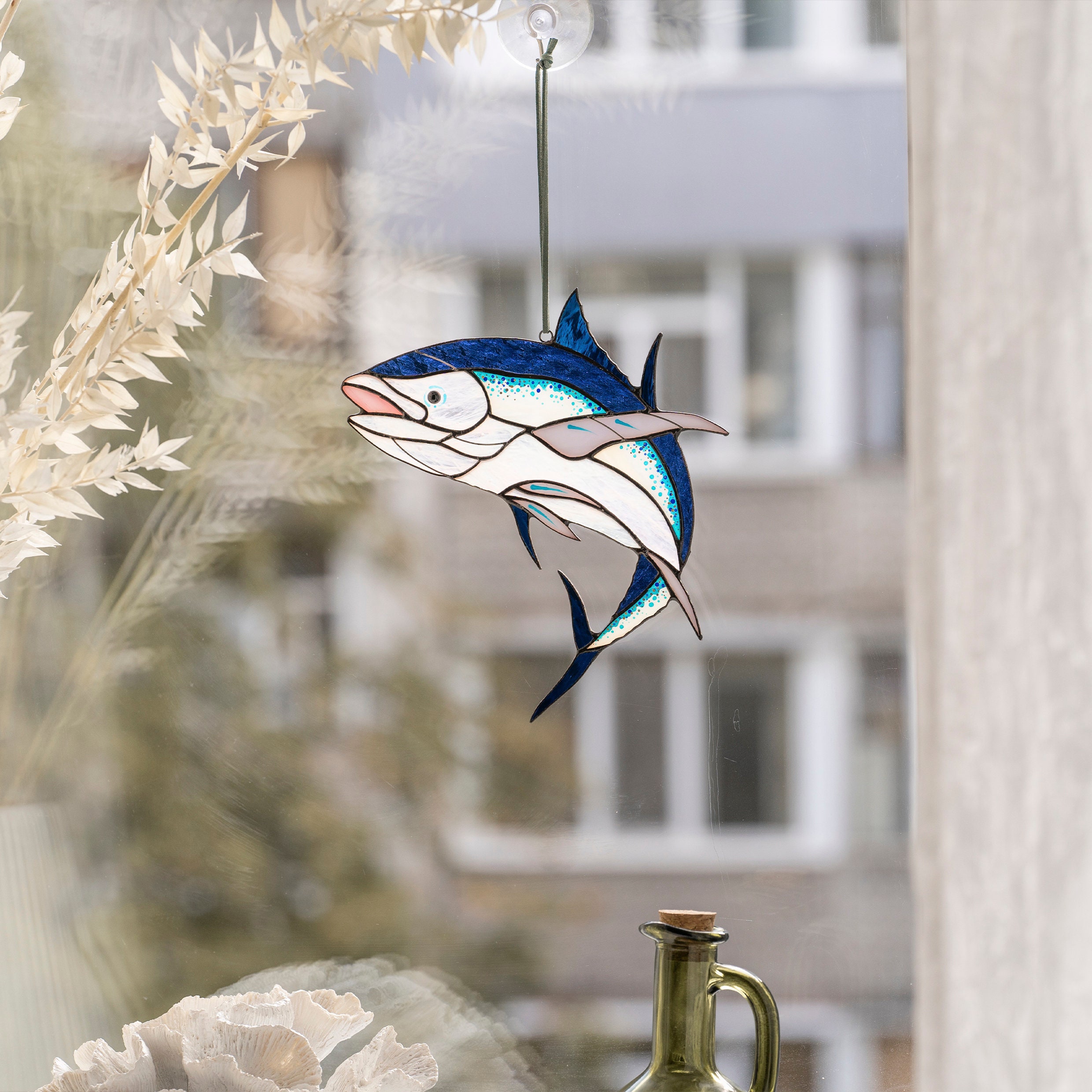 ステンドグラスのマグロのサンキャッチャー：ユニークな漁師の贈り物