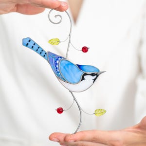 Attrape-soleil geai bleu en vitrail, cadeau amateur d&#39;oiseaux pour maman, art mural suspendu à la fenêtre, décoration de jardin unique, sculpture d&#39;art oiseau fait main