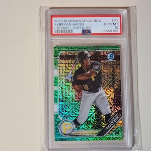 Puede incluir: Una tarjeta de b&eacute;isbol de Ke'Bryan Hayes del set 2019 Bowman Mega Box. La tarjeta est&aacute; calificada como GEM MT 10 y presenta un acabado cromado verde. La tarjeta est&aacute; dentro de una funda protectora de pl&aacute;stico.
