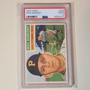Pu&ograve; includere: Una figurina da baseball Topps del 1956 di Max Surkont, classificata GOOD 2 da PSA, in una custodia di plastica trasparente. La carta presenta un ritratto del lanciatore dei Pittsburgh Pirates con un berretto nero con una P gialla.
