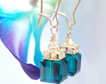 Boucles d’oreilles en cristal émeraude, boucles d’oreilles Swarovski Crystal Cube Drop vert foncé, bijoux de mariage demoiselle d’honneur, cadeau d’anniversaire de mai, rempli d’or