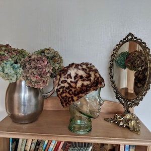 Hatt i fuskpäls med leopardmönster från 1990-talet