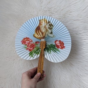 bellissimo handfan cinese, ventilatore di carta con manico in legno, gatto e fiori, baby blu con gatti abbronzati e grigi, fiori rossi