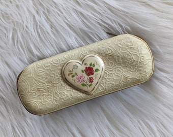 Zestaw do pielęgnacji paznokci z lat 70.: Etui z koronką w kwiaty, Petit Point Tools