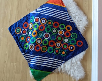 Écharpe géométrique vintage années 70 | Foulard en satin à imprimé cercles audacieux | Écharpe rétro bleue, orange et verte | Accessoire bohème de festival