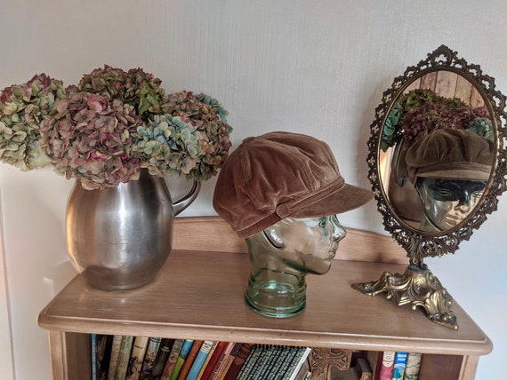 Vintage brown velvet or velour baker boy / train d