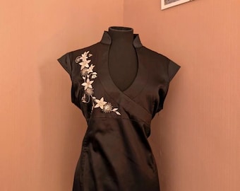 Schwarzes besticktes Wickelkleid aus Seide
