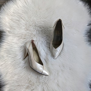 white pearlesent vintage pumps, size UK 3.5, cream heeled pumps, white pearlescent heels, wedding shoes