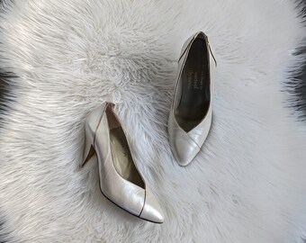 white pearlesent vintage pumps, size UK 3.5, cream heeled pumps, white pearlescent heels, wedding shoes