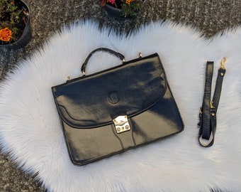 Vintage schwarze Ledertasche, schwarze Ledertasche, Vintage Ledertasche, 1970er Ranzen, 1970er Jahre Buchtasche, Golddetail, Vero Cuoio