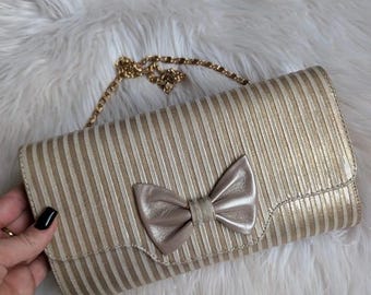 Clutch vintage de rayas doradas con detalle de lazo y cadena – Fabricado en España