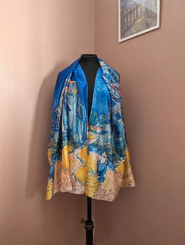 Foulard / Écharpe En Soie Imprimé Van Gogh "Terrasse De Café" - Bleu, Floral, Neuf Avec étiquette REFLETS D'ART