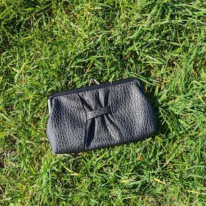 Classic Black Faux Leather Coin Purse – Vintage-Inspired Wallet with Secure Closure