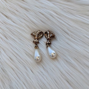 stunning 1980&#39;s bow shape earrings, gold tone earrings with faux pearl, pearl tear drop, dangle pearl earrings, art deco style
