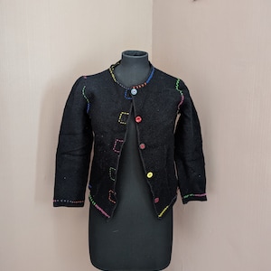 美しいマルチカラーデザインの黒のカーディガン、サイズ M、ポピーブランド、刺繍カーディガン、1980 年代