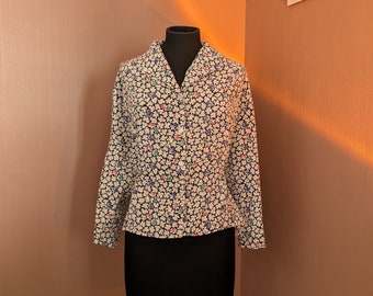 Gebloemde peplumblouse uit de jaren 80: zwart, wit en veelkleurig
