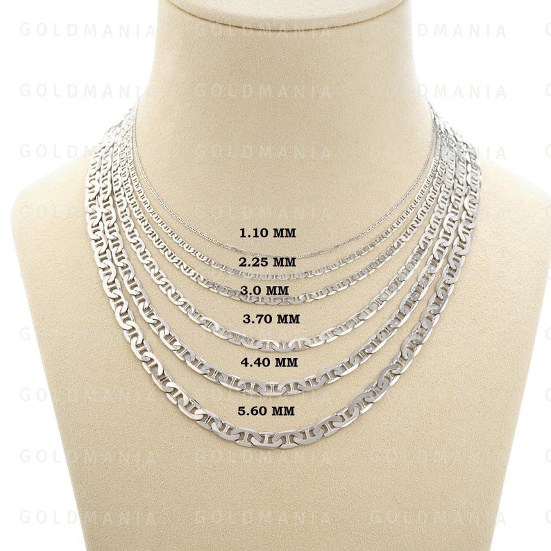 Op de afbeelding: Een zilveren ankerketting op een mannequin. De ketting is te zien in zes verschillende maten, vari&euml;rend van 1,10 mm tot 5,60 mm.