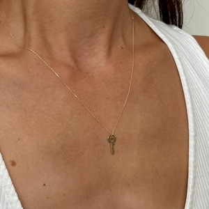 14K żółte złoto wisiorek klucz naszyjnik, prawdziwy złoty wisiorek naszyjnik, wisiorek naszyjnik łańcuch, 14K wisiorek klucz, złoty naszyjnik dla kobiet