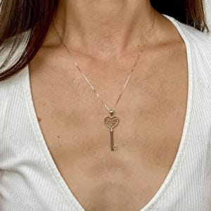 14K żółte złoto naszyjnik z wisiorkiem Love Key na cienkim 18-calowym łańcuszku pudełkowym, prawdziwy złoty naszyjnik, kobiety