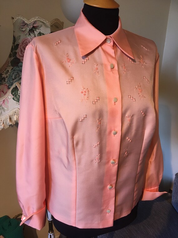 Pretty Vintage Embroidered Salmon Pink Blouse Siz… - image 2