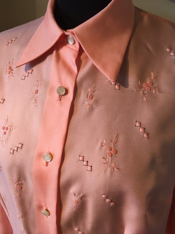 Pretty Vintage Embroidered Salmon Pink Blouse Siz… - image 3