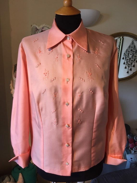 Pretty Vintage Embroidered Salmon Pink Blouse Siz… - image 1